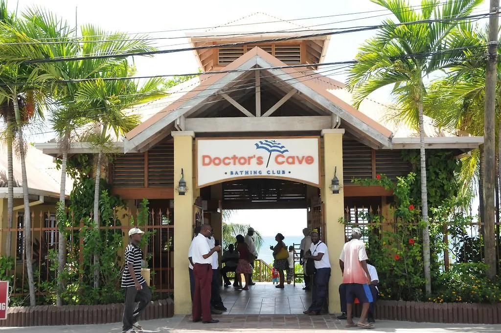 Doctors Cave Beach Hotel Бухта Монтего